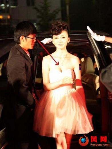 Đến tham dự một sự kiện hồi tháng 10/2010, người đẹp Củng Tân Lượng vừa bước xuống xe đã đụng phải ánh mắt “lạc lối” của một nhân viên nam khi cô ăn vận “thoáng” đến vậy.