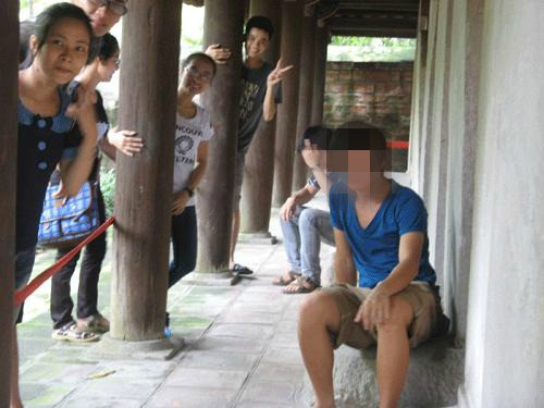 Không cưỡi đầu rùa thì có người lại vòng ra phía sau, nhưng vẫn ngồi lên trên di tích. Không cưỡi đầu rùa thì có người lại vòng ra phía sau, nhưng vẫn ngồi lên trên di tích.