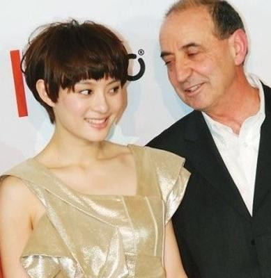 Những người đẹp Hoa ngữ không ít lần bị những vị khách nước ngoài cố tình "dòm ngó" khiến Tôn Lệ cũng phải ngại ngùng.