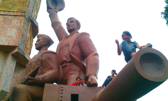 Nhưng việc "đè đầu cưỡi cổ" rùa không phải là hành động xâm hại di tích duy nhất. Hình ảnh này cho thấy chuyện các bạn trẻ vô ý thức với các di tích lịch sử đã trở thành một vấn nạn, một "bệnh dịch" lan tràn mà chưa ngăn chặn được. Ảnh. Thelong2011. Nhưng việc "đè đầu cưỡi cổ" rùa không phải là hành động xâm hại di tích duy nhất. Hình ảnh này cho thấy chuyện các bạn trẻ vô ý thức với các di tích lịch sử đã trở thành một vấn nạn, một "bệnh dịch" lan tràn mà chưa ngăn chặn được. Ảnh. Thelong2011.