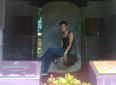 Đầu tiên phải kể đến một nam sinh viên với hành động phản cảm ngồi lên đầu rùa đá tại Nhà bia tiến sĩ ở Văn Miếu Quốc Tử Giám để chụp ảnh. Đầu tiên phải kể đến một nam sinh viên với hành động phản cảm ngồi lên đầu rùa đá tại Nhà bia tiến sĩ ở Văn Miếu Quốc Tử Giám để chụp ảnh.