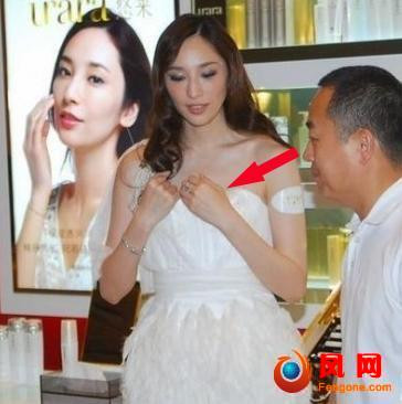 Ngô Bội Từ khi phát hiện có sự cố với trang phục của mình liền “sốc” lại nhưng cũng bị những ánh mắt tò mò của các quý ông.