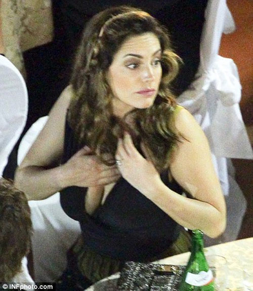 Cô thẹn thùng lấy tay che đậy. (Ảnh: Xzone) Cô thẹn thùng lấy tay che đậy. (Ảnh: Xzone)