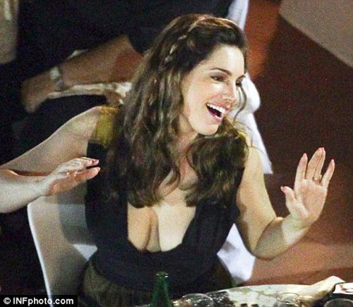 Kelly Brook diện đầm đen dự một bữa tiệc. Người mẫu vẫn được tiếng là sở hữu ba vòng hoàn mỹ này khiến fan bất ngờ vì vòng một chảy xệ. (Ảnh: Xzone) Kelly Brook diện đầm đen dự một bữa tiệc. Người mẫu vẫn được tiếng là sở hữu ba vòng hoàn mỹ này khiến fan bất ngờ vì vòng một chảy xệ. (Ảnh: Xzone)