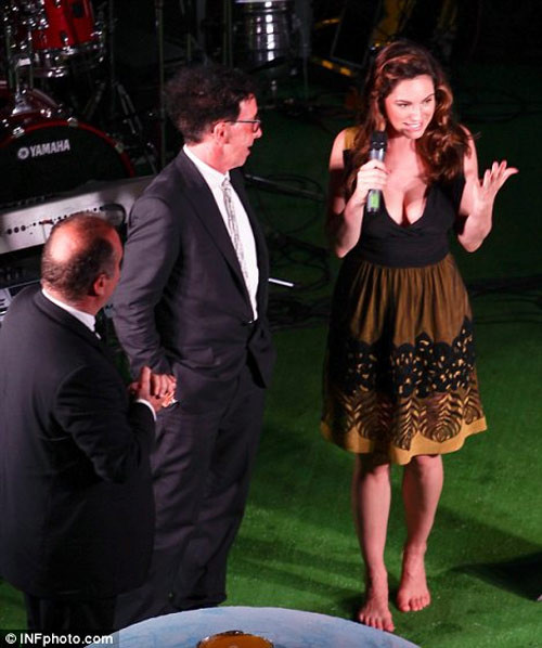 Kelly Brook luôn biết cách biến mình trở nên nổi bật ở những sự kiện cô tham gia. Không ít cô gái Mỹ hâm mộ thân hình đồng hồ cát của Kelly và thầm ước ao có được vòng một gợi cảm như cô. Tuy nhiên, với bức hình "người thật, việc thật" như thế này, liệu Kelly có mất fan? (Ảnh: Xzone) Kelly Brook luôn biết cách biến mình trở nên nổi bật ở những sự kiện cô tham gia. Không ít cô gái Mỹ hâm mộ thân hình đồng hồ cát của Kelly và thầm ước ao có được vòng một gợi cảm như cô. Tuy nhiên, với bức hình "người thật, việc thật" như thế này, liệu Kelly có mất fan? (Ảnh: Xzone)