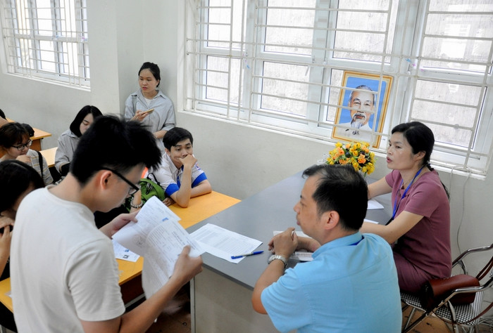 Cán bộ coi thi giải đáp thắc mắc và hoàn thiện thông tin dự thi cho các thí sinh. (Ảnh: CTV) Cán bộ coi thi giải đáp thắc mắc và hoàn thiện thông tin dự thi cho các thí sinh. (Ảnh: CTV)