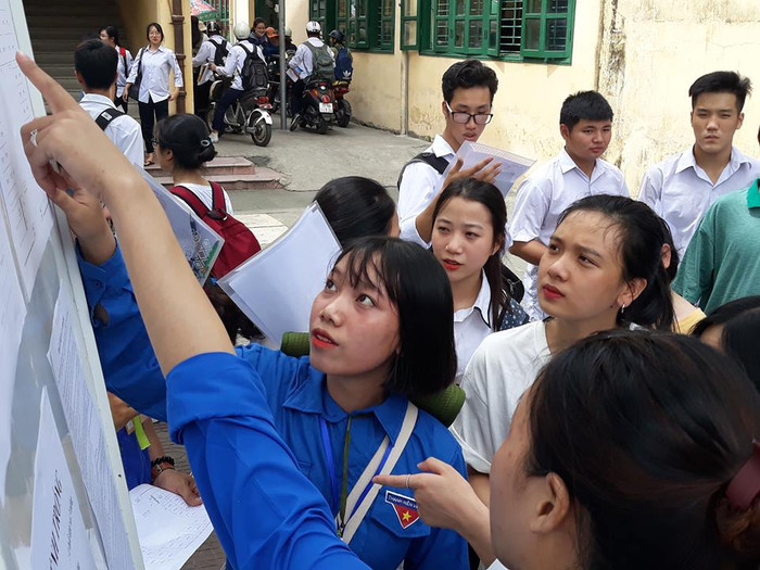 Các sinh viên tình nguyện hướng dẫn các thi sinh tìm phòng thi để làm thủ tục. Các sinh viên tình nguyện hướng dẫn các thi sinh tìm phòng thi để làm thủ tục.