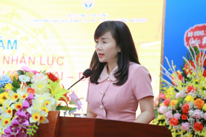 Phó giáo sư, Tiến sĩ Phạm Thị Thu Hoài - Chủ tịch Hội đồng Trường Đại học Kinh tế - Kỹ thuật Công nghiệp phát biểu chào mừng toạ đàm. Ảnh: Lã Tiến _gdvn3.jpg