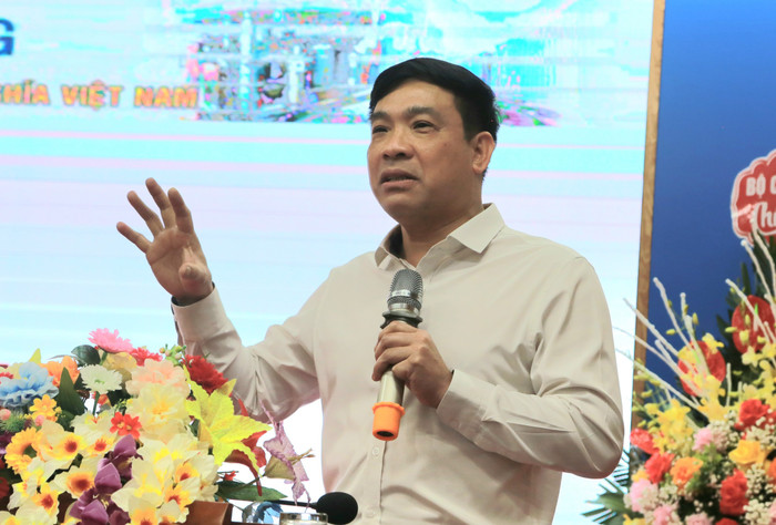Tiến sĩ Lê Việt Long, Chánh Thanh tra Bộ Công Thương trình bày tham luận tại toạ đàm. Ảnh: Lã Tiến _GDVN thầy Long.jpg