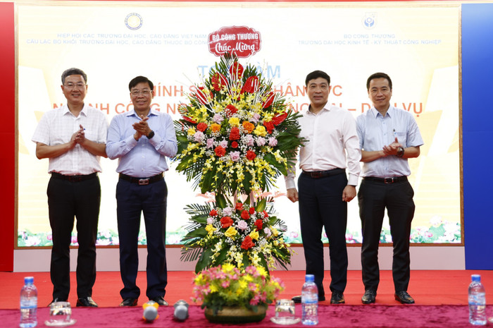 Đại diện Bộ Công Thương tặng hoa chúc mừng tọa đàm. Ảnh: Lã Tiến _gdvn4.jpg