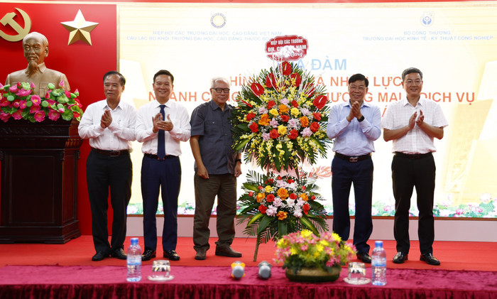 Lãnh đạo Hiệp hội Các trường đại học, cao đẳng tặng hoa chúc mừng tọa đàm. Ảnh: Lã Tiến _gdvn 6.jpg
