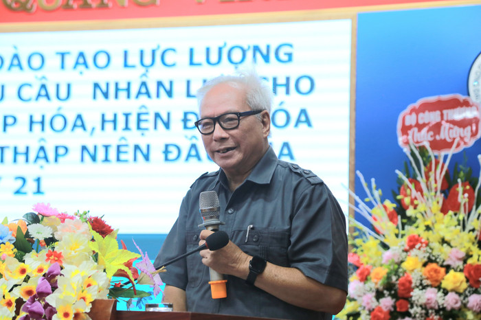 Tiến sĩ Lê Viết Khuyến trình bày tham luận tại toạ đàm. Ảnh: Lã Tiến _gdvn 5.jpg