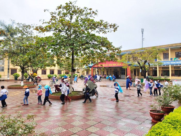 Phụ huynh Trường tiểu học Tân Viên (An Lão, Hải Phòng) cho rằng nhà trường có dấu hiệu lạm thu (Ảnh: Lã Tiến)