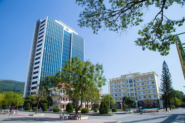Trường Đại học Hạ Long có trụ sở chính ở số 258, Đường Bạch Đằng, phường Nam Khê, thành phố Uông Bí, tỉnh Quảng Ninh. (Ảnh: website nhà trường) Ảnh 1.jpg