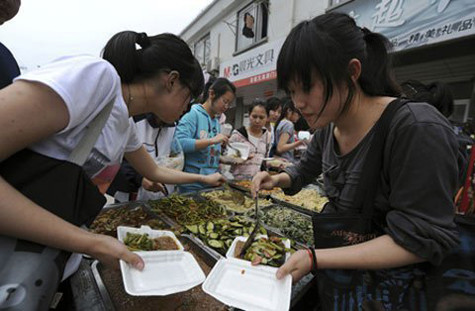 Thí sinh chọn đồ ăn ở một quán ăn ven đường trong giờ nghỉ trưa Thí sinh chọn đồ ăn ở một quán ăn ven đường trong giờ nghỉ trưa