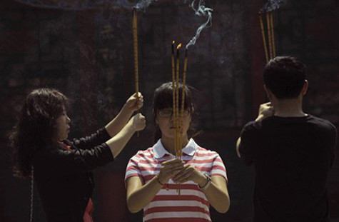 Thắp hương trước khi kì thi diễn ra Thắp hương trước khi kì thi diễn ra