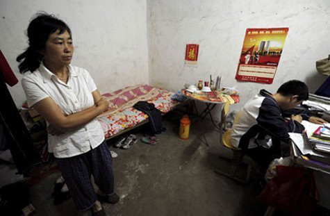 Chị Jin Shiping nhìn con trai học bài Chị Jin Shiping nhìn con trai học bài