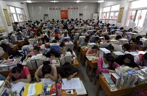 Học sinh học bài trong một phòng học Học sinh học bài trong một phòng học