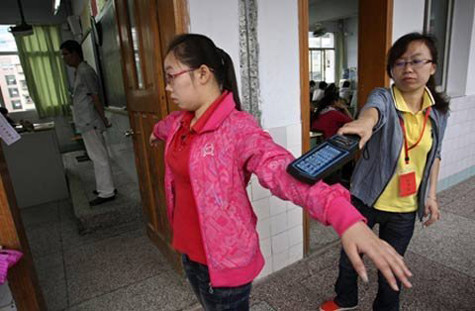 Kiểm tra thí sinh trước khi vào phòng thi Kiểm tra thí sinh trước khi vào phòng thi