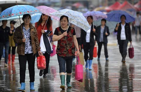 Xách cơm trưa tới trường thi cho con khi trời đang mưa Xách cơm trưa tới trường thi cho con khi trời đang mưa