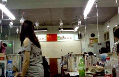 Truyền nước biển ngay trong lớp học để có thêm năng lượng bước vào kì thi quan trọng Truyền nước biển ngay trong lớp học để có thêm năng lượng bước vào kì thi quan trọng