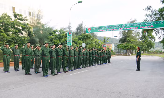 Các em học sinh trong giờ học điều lệnh (Ảnh: Văn Đảm) Các em học sinh trong giờ học điều lệnh (Ảnh: Văn Đảm)