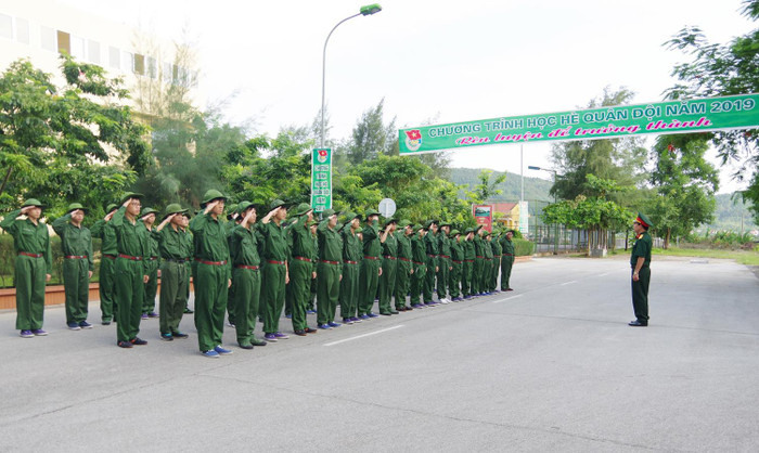Các em học sinh trong giờ học điều lệnh (Ảnh: Văn Đảm) Các em học sinh trong giờ học điều lệnh (Ảnh: Văn Đảm)