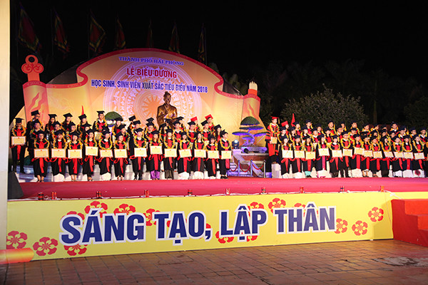 Hải Phòng chi 940 triệu đồng khen thưởng 94 học sinh, sinh viên tiêu biểu xuất sắc năm 2018 (Ảnh: CTV) Hải Phòng chi 940 triệu đồng khen thưởng 94 học sinh, sinh viên tiêu biểu xuất sắc năm 2018 (Ảnh: CTV)