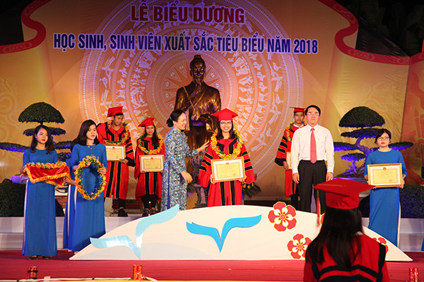 Lãnh đạo thành phố Hải Phòng trao bằng khen tặng các học sinh, sinh viên tiêu biểu xuất sắc năm 2018 (Ảnh: CTV) Lãnh đạo thành phố Hải Phòng trao bằng khen tặng các học sinh, sinh viên tiêu biểu xuất sắc năm 2018 (Ảnh: CTV)