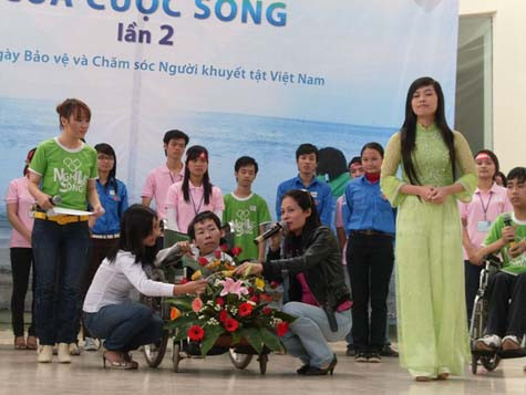 Làm việc với người khiếm thính, Hoa củng cố kỹ năng giao tiếp, thấy tuổi trẻ của mình ý nghĩa hơn, học hỏi được những giá trị nhân văn cao cả.