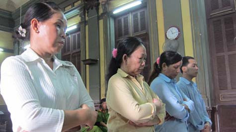 Các tú bà nghe tòa tuyên án (ảnh minh họa)