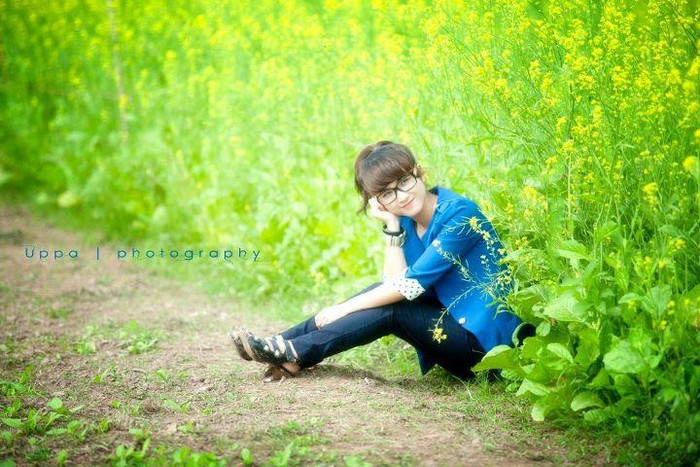 Cột tóc cao, thêm kính mắt mèo, Bông Xù trẻ trung hơn hẳn so với khi để tóc dài buông xõa.