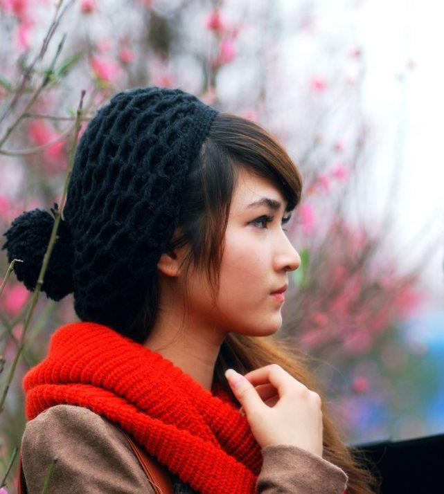 Gương mặt thanh tú từ góc nhìn nghiêng, các đườn nét hài hòa đến khó tả. Chúc cho nữ sinh viên khoa Anh ngữ - Đại học Hà Nội sẽ gặp nhiều niềm vui, hạnh phúc trên con đường phía trước.