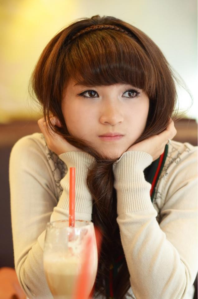 Hiện là nữ sinh khoa Anh ngữ - Đại học Hà Nội, Bông Xù để lại ấn tượng khó phai trong tâm trí những ai từng gặp cô, dù chỉ một lần. Gương mặt khả ái, pha chút nũng nịu trẻ thơ rất đáng yêu.