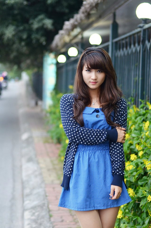 Xì tin với style váy liền xanh biển, kết hợp với áo khoác len mỏng, phong cách thời trang rất hợp với bạn gái có vóc dáng mảnh mai.