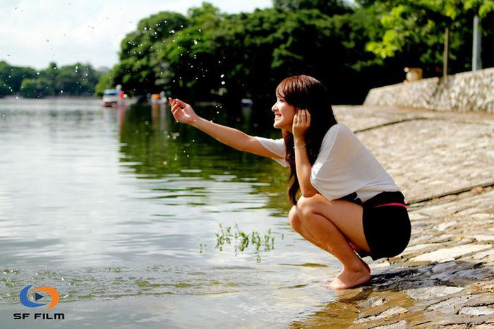 Dễ dàng vậng động trong buổi dã ngoại cùng đám ban thân. Áo pull, quần sooc ngắn - style quá tuyệt để tung tăng dưới nước nhé.