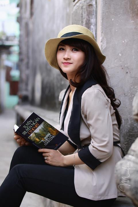 Phụ kiện được sinh ra để giúp các bộ trang phục trở nên hoàn hảo hơn. Trong shoot hình này, chiếc mũ tròn xinh và cuốn sách "Chiếc lá cuối cùng" trở thành "trợ thủ" vô cùng đắc lực.