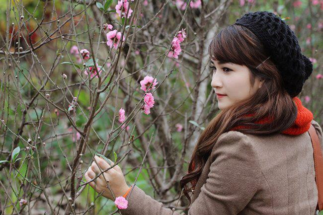 Sắc xuân ngọt ngào, do hoa đào xinh hay do người đẹp? Mũ nồi được đan kiểu mắt to làm điệu thêm cho mái tóc.