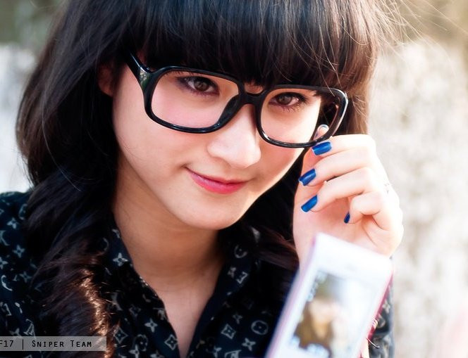 Tạo dáng với chú dế ring ring. Tóc mái ngố ma nơ canh rất hợp với khuôn mặt thon dài, khả ái của Bông xù.