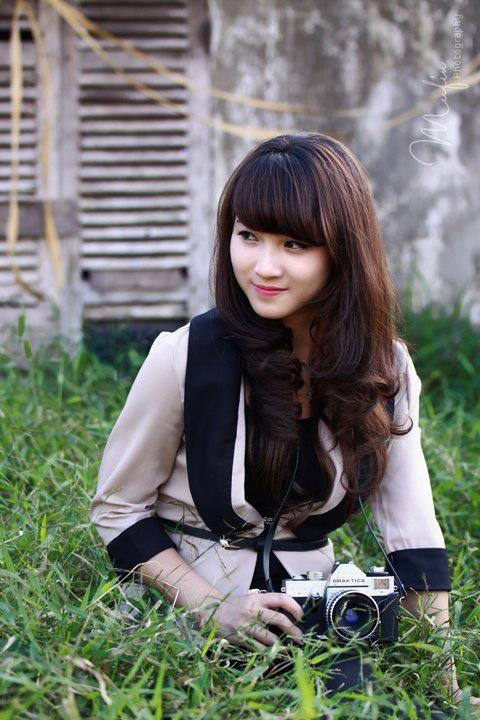 Trang điểm nhẹ nhàng, nhưng nhấn vào đôi môi hồng đào sẽ khiến gương mặt thật xinh xắn và trẻ trung.