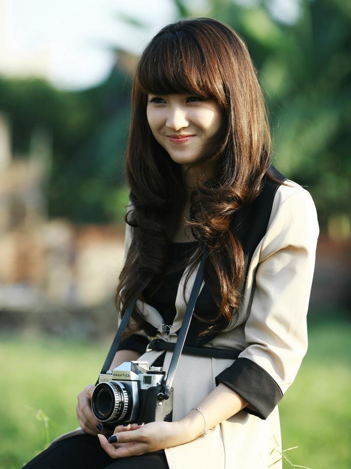 Style rất hợp với nữ nhân viên văn phòng. Không chỉ thanh lịch, trang nhã mà bộ trang phục này còn giúp tôn lên vẻ nữ tính dịu dàng cho người mặc.