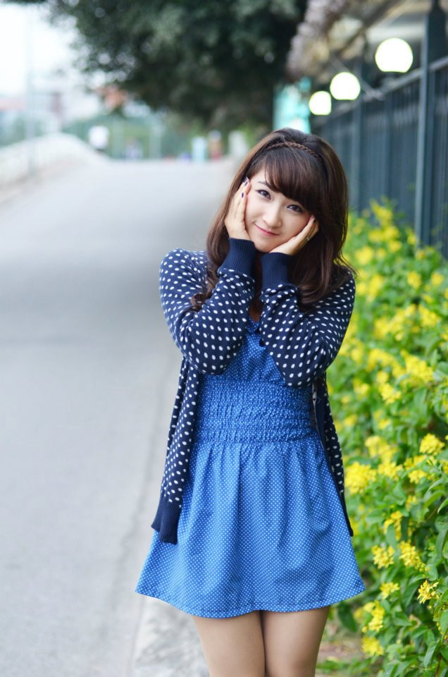 Nghiêng mình khoe nụ cười xinh, Bông xù góp phần khiến trang phục như đẹp hơn, dễ thương hơn.