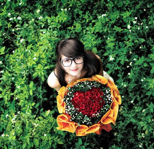 Xinh lung linh như công chúa giữa thiên nhiên tươi đẹp. Bó hoa hồng trái tim chính là điểm sáng tạo nên sự sinh động cho shoot hình.