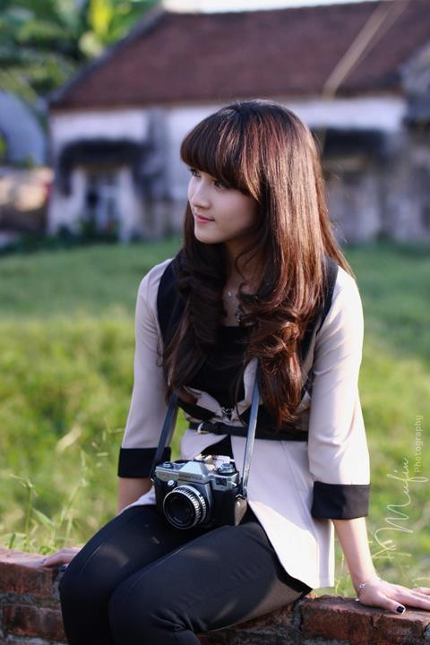 Màu tóc nâu ánh lên sắc đỏ mận ngọt ngào dưới ánh nắng chiều phai.