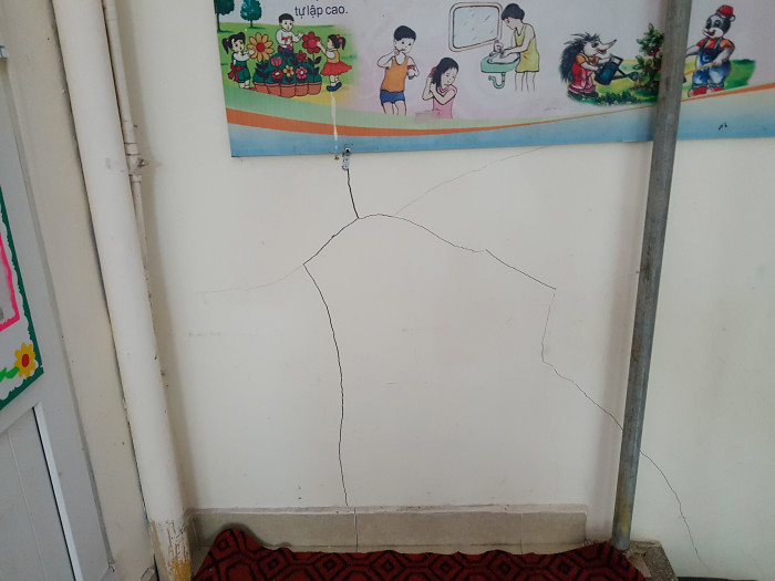 Trường mầm non Bông Sen xuất hiện nhiều vết nứt do ảnh hưởng của việc thi công dự án khách sạn 5 sao (Ảnh: Lã Tiến)