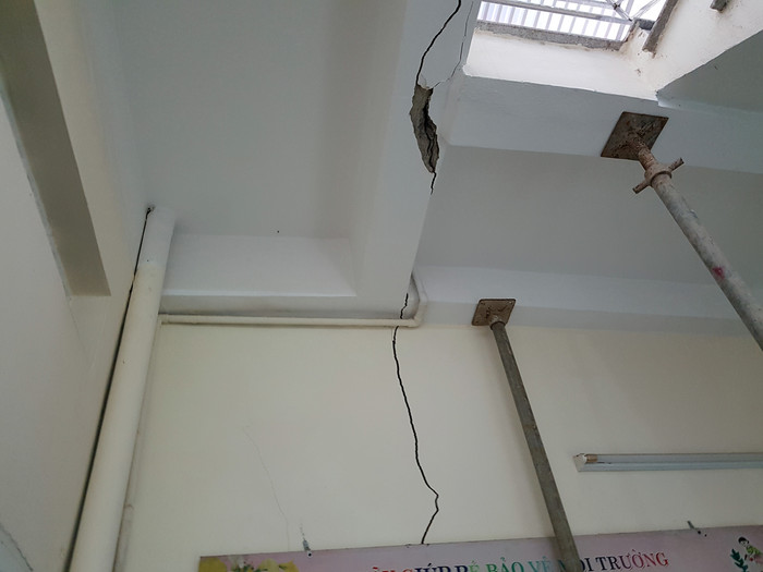 Những vết nứt xé toang bức tường, đơn vị thi công phải dùng cột sắt chống đỡ (Ảnh: Lã Tiến)