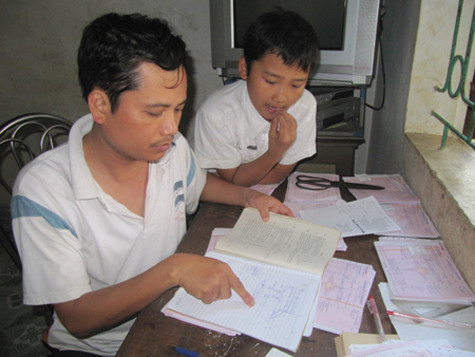 Chỉ có những bài toán nào quá khó, Bảo mới nhờ đến sự giúp đỡ của bố. Chỉ có những bài toán nào quá khó, Bảo mới nhờ đến sự giúp đỡ của bố.