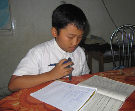 Bằng tự học, cậu bé lớp 5 này đã giải đến toán lớp 9. Bằng tự học, cậu bé lớp 5 này đã giải đến toán lớp 9.