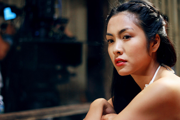 Trong phim, cô gái Linh Lan bị bỏ rơi trong rừng. Cô được "tú bà" Kiều Thị (Thanh Hằng đóng) cùng nhóm kỹ nữ Đào Thị (Ngọc Quyên), Mai Thị (Diễm My 9X), Liễu Thị (Kim Dung) cứu về lầu xanh. Tại đây, cô được đào tạo để trở thành một kỹ nữ cũng như sát thủ chuyên nghiệp. Tuy vẻ ngoài trong sáng, ngây thơ nhưng bên trong con người cô lại ẩn chứa nhiều bí mật. Trong phim, cô gái Linh Lan bị bỏ rơi trong rừng. Cô được "tú bà" Kiều Thị (Thanh Hằng đóng) cùng nhóm kỹ nữ Đào Thị (Ngọc Quyên), Mai Thị (Diễm My 9X), Liễu Thị (Kim Dung) cứu về lầu xanh. Tại đây, cô được đào tạo để trở thành một kỹ nữ cũng như sát thủ chuyên nghiệp. Tuy vẻ ngoài trong sáng, ngây thơ nhưng bên trong con người cô lại ẩn chứa nhiều bí mật.