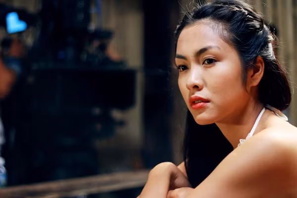 Trong phim, cô gái Linh Lan bị bỏ rơi trong rừng. Cô được "tú bà" Kiều Thị (Thanh Hằng đóng) cùng nhóm kỹ nữ Đào Thị (Ngọc Quyên), Mai Thị (Diễm My 9X), Liễu Thị (Kim Dung) cứu về lầu xanh. Tại đây, cô được đào tạo để trở thành một kỹ nữ cũng như sát thủ chuyên nghiệp. Tuy vẻ ngoài trong sáng, ngây thơ nhưng bên trong con người cô lại ẩn chứa nhiều bí mật.